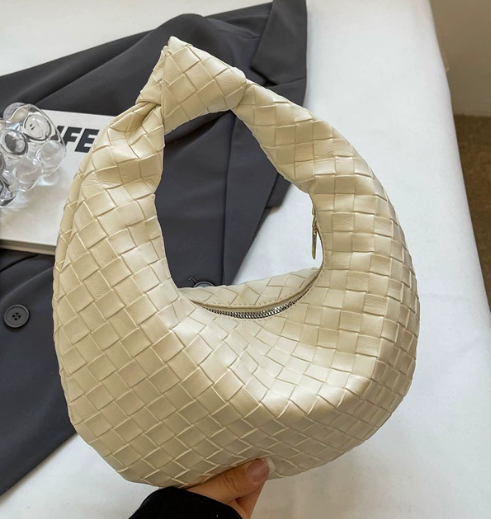 Moderna mini borsa da donna intrecciata, con manico annodato. Accessorio fashion per look casual ed eleganti.