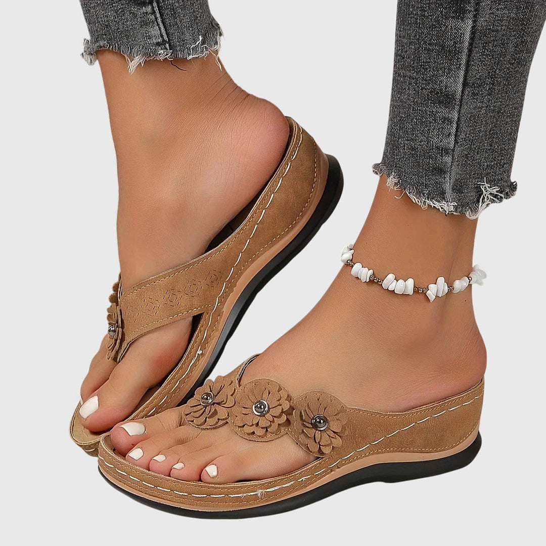 Sandali infradito floreali donna, ortopedici con supporto arco, per look estivo e comfort.