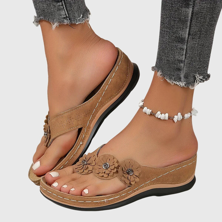 Sandali infradito floreali donna, ortopedici con supporto arco, per look estivo e comfort.