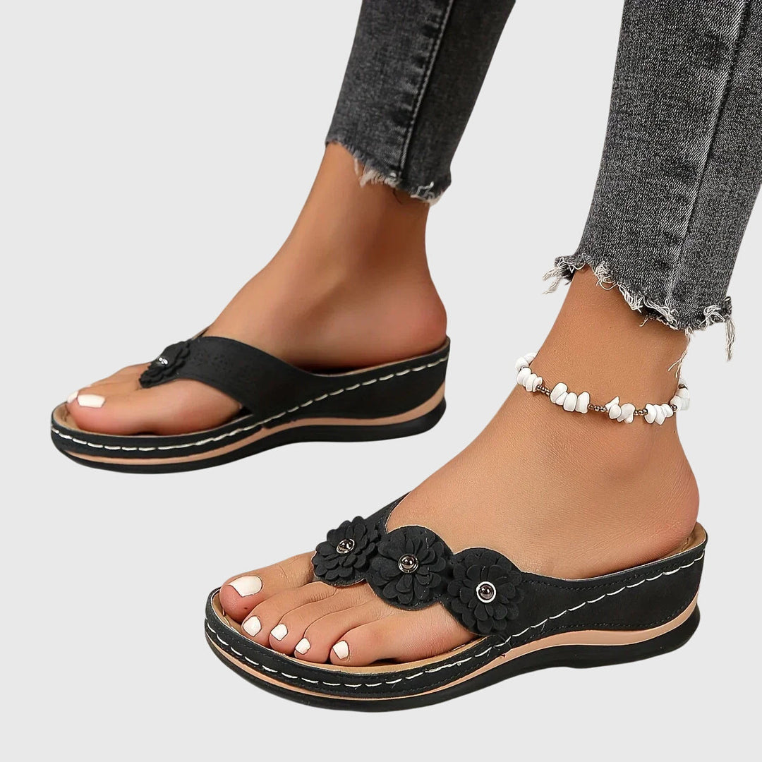 Calzature infradito donna ortopediche con supporto arco, perfette per lunghe passeggiate estive.