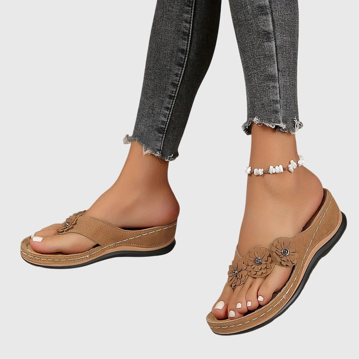 Moda donna estiva: infradito ortopediche con supporto arco plantare, design moderno e comfort.