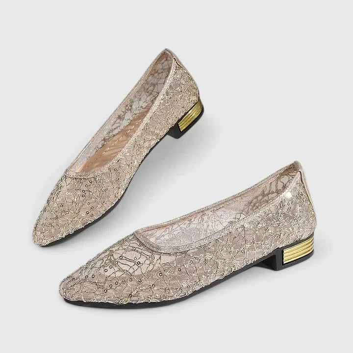 Sandali donna eleganti con tacco basso dorato, perfetti per cerimonie estive e look versatili. Moda calzature.