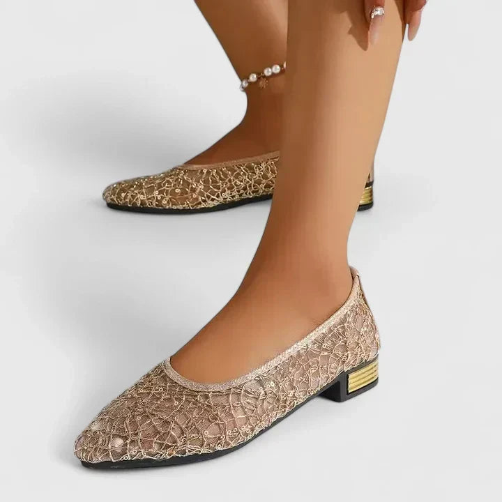 Sandali donna eleganti con design traforato, tacco basso dorato. Ideali per estate, cerimonia. Calzature moda.