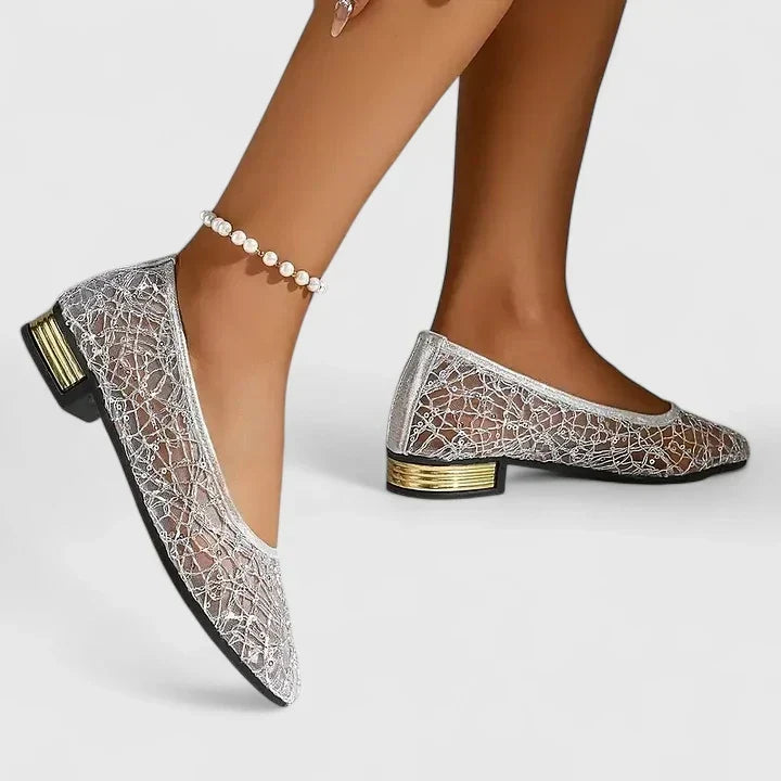 Sandali donna eleganti e versatili, con tacco basso dorato. Perfetti per cerimonia, estate e outfit di moda.