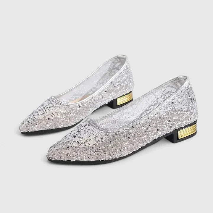 Sandali donna con tacco basso dorato, uniscono eleganza e comfort. Calzature moda perfette per l'estate e eventi.