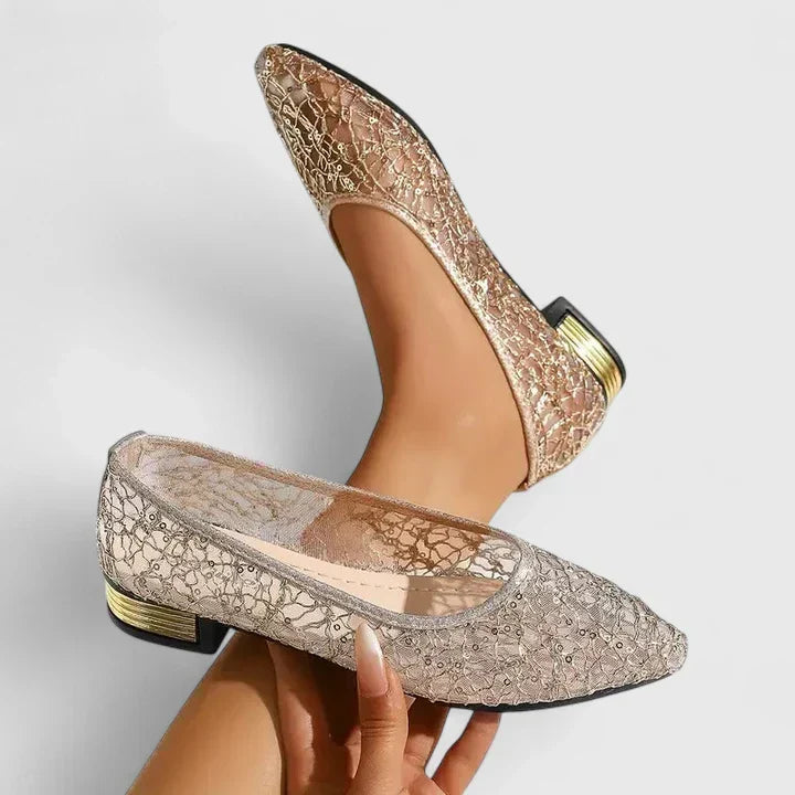 Eleganti sandali da donna con raffinato tacco basso dorato. Calzature estive versatili per cerimonia e moda.