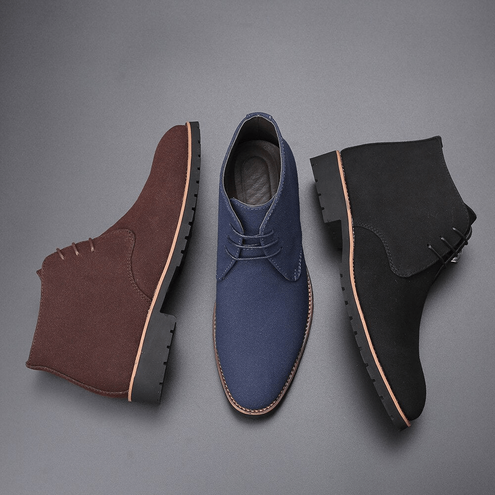 Scarpe uomo in pelle lucida, colore nero. Design raffinato per un look elegante e formale, comfort quotidiano garantito.