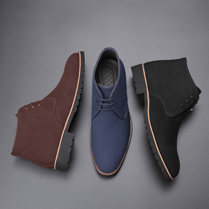Scarpe uomo in pelle lucida, colore nero. Design raffinato per un look elegante e formale, comfort quotidiano garantito.