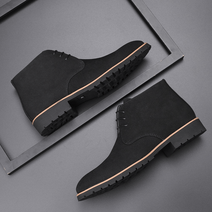 Calzature maschili classiche, resistenti e confortevoli. Ideali per stile formale o smart casual, massima eleganza.