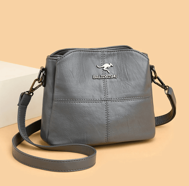 Elegante borsa a mano in pelle rossa, versatile accessorio moda femminile.