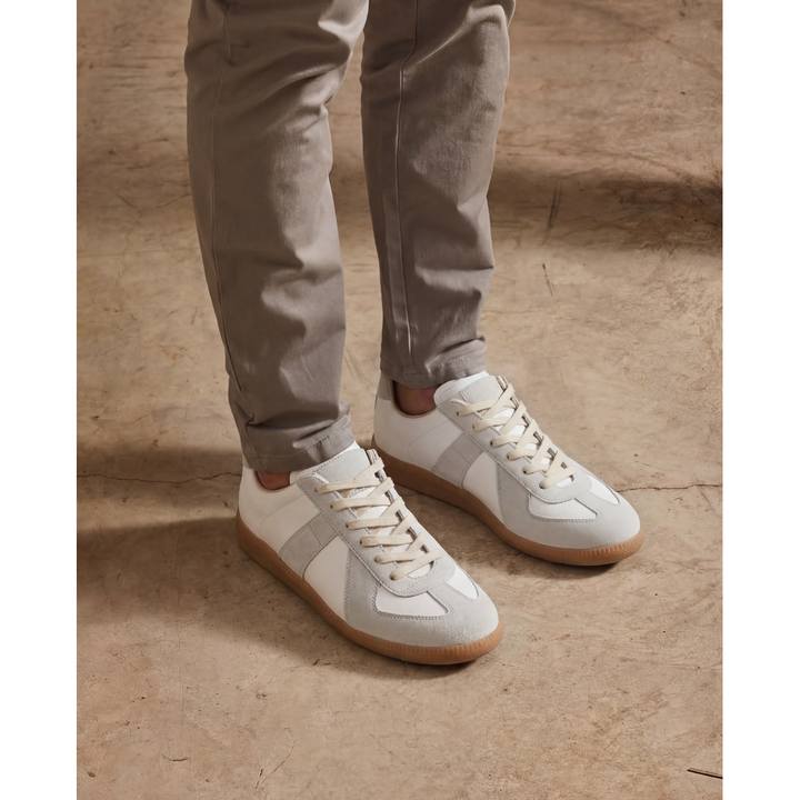 Sneakers uomo bianche casual basse allacciate, perfette per moda e comfort quotidiano.