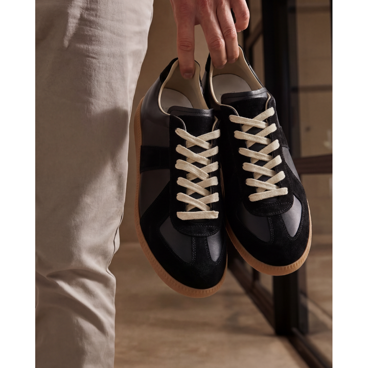 Sneakers uomo nere basse allacciate. Stile casual ed elegante, calzature versatili e di tendenza.