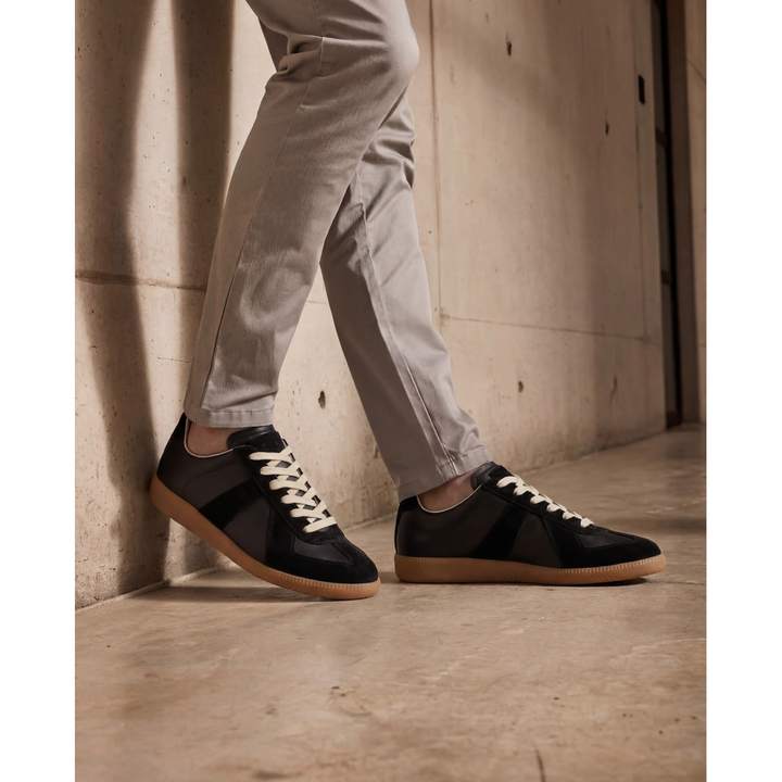 Sneakers basse da uomo, casual e allacciate. Un must-have di moda per comfort e stile versatile.