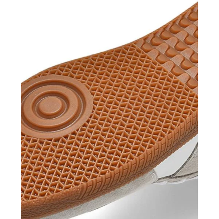 Sneakers uomo casual basse allacciate. Il perfetto mix di stile, comfort e moda per l'uso quotidiano.