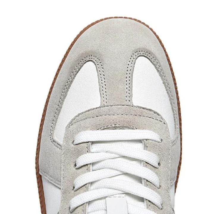 Versatili sneakers uomo basse allacciate, ideali per un look casual-elegante e il massimo comfort.