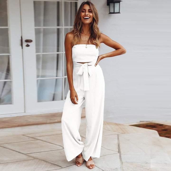 Moderna tuta donna in crêpe con scollo a V. Design fluido e leggero, ideale per outfit estivi eleganti e freschi.