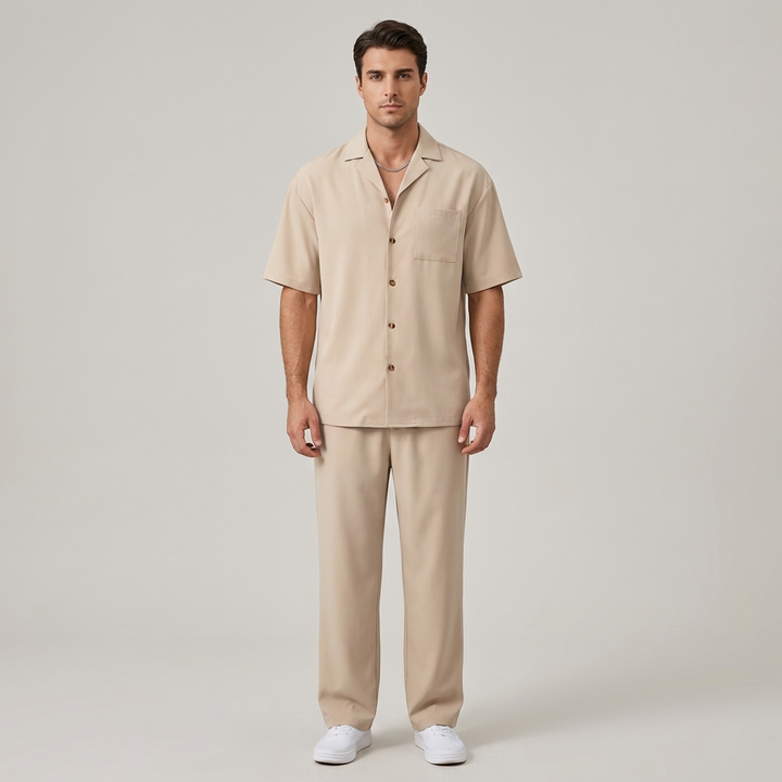 Set coordinato estivo uomo elegante: camicia a maniche corte e pantaloni casual, perfetto per il tempo libero.