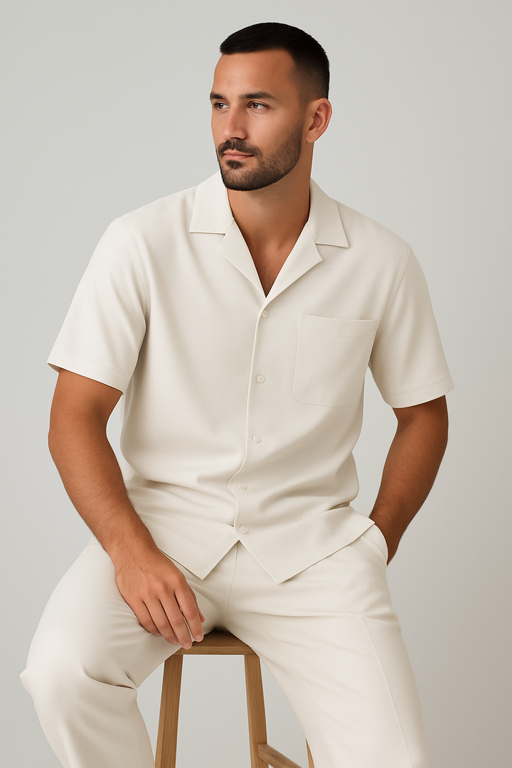 Completo estivo da uomo casual-chic, camicia leggera e pantaloni abbinati per un look fresco e alla moda.