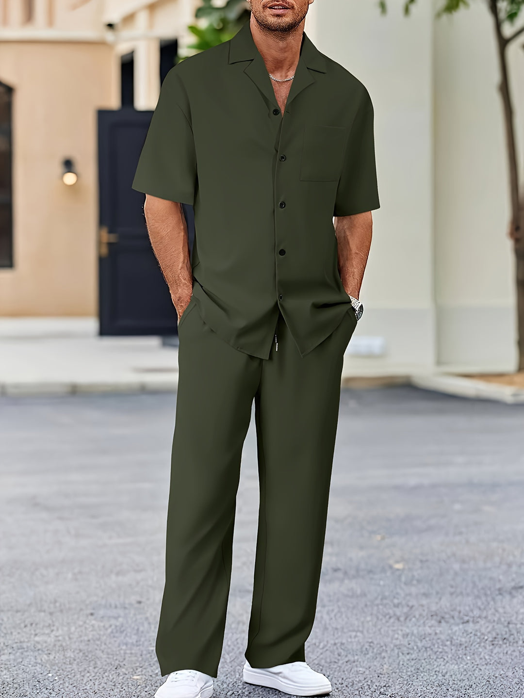 Set da uomo estivo comodo ed elegante, con camicia casual e pantaloni abbinati per un outfit versatile.