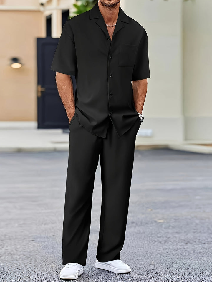 Completo estivo uomo per tempo libero: camicia a maniche corte e pantaloni, un set due pezzi smart-casual.