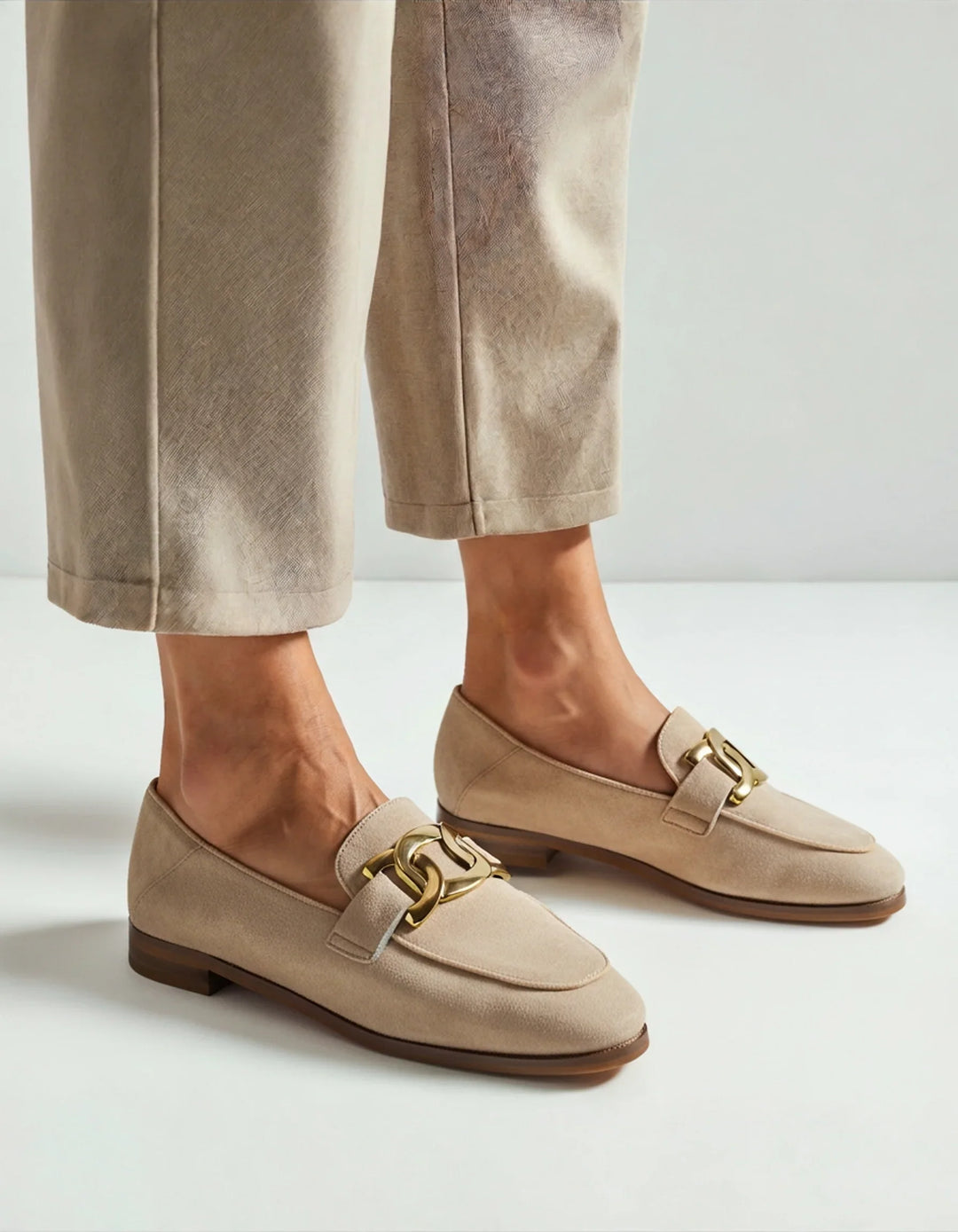 Mocassini donna opachi neri con fibbia dorata. Stile elegante e comfort casual chic per primavera/autunno.