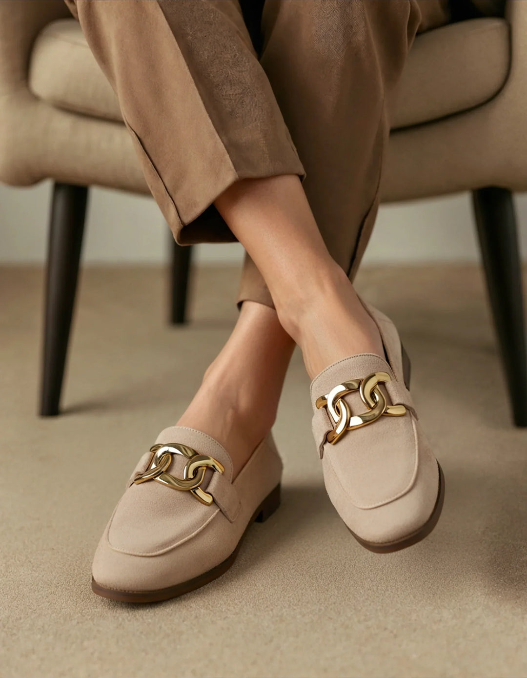 Dettaglio ravvicinato: fibbia dorata lucida su mocassini donna neri opachi. Eleganza sofisticata, scarpe basse versatili.