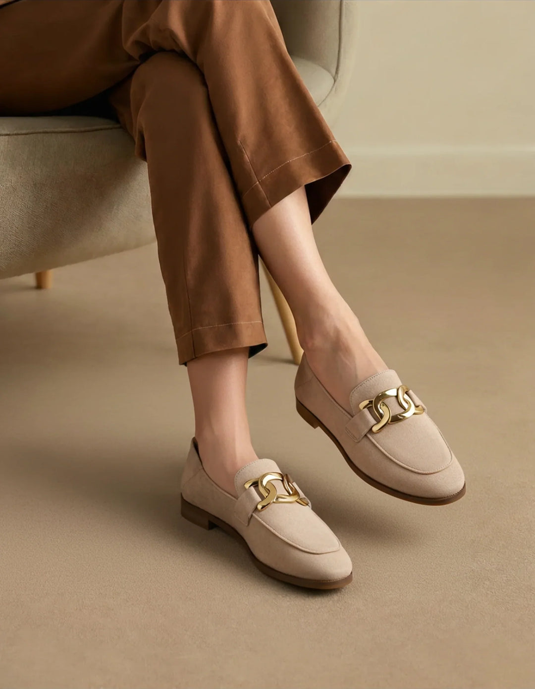 Profilo laterale: mocassini donna opachi neri con fibbia dorata. Comodi e versatili, per un tocco casual chic.