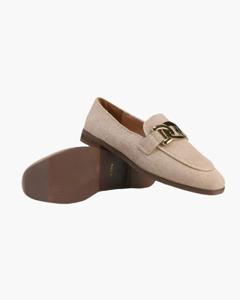 Mocassini donna opachi neri, vista dall'alto. Fibbia dorata lucida, per un look elegante e comfort garantito.