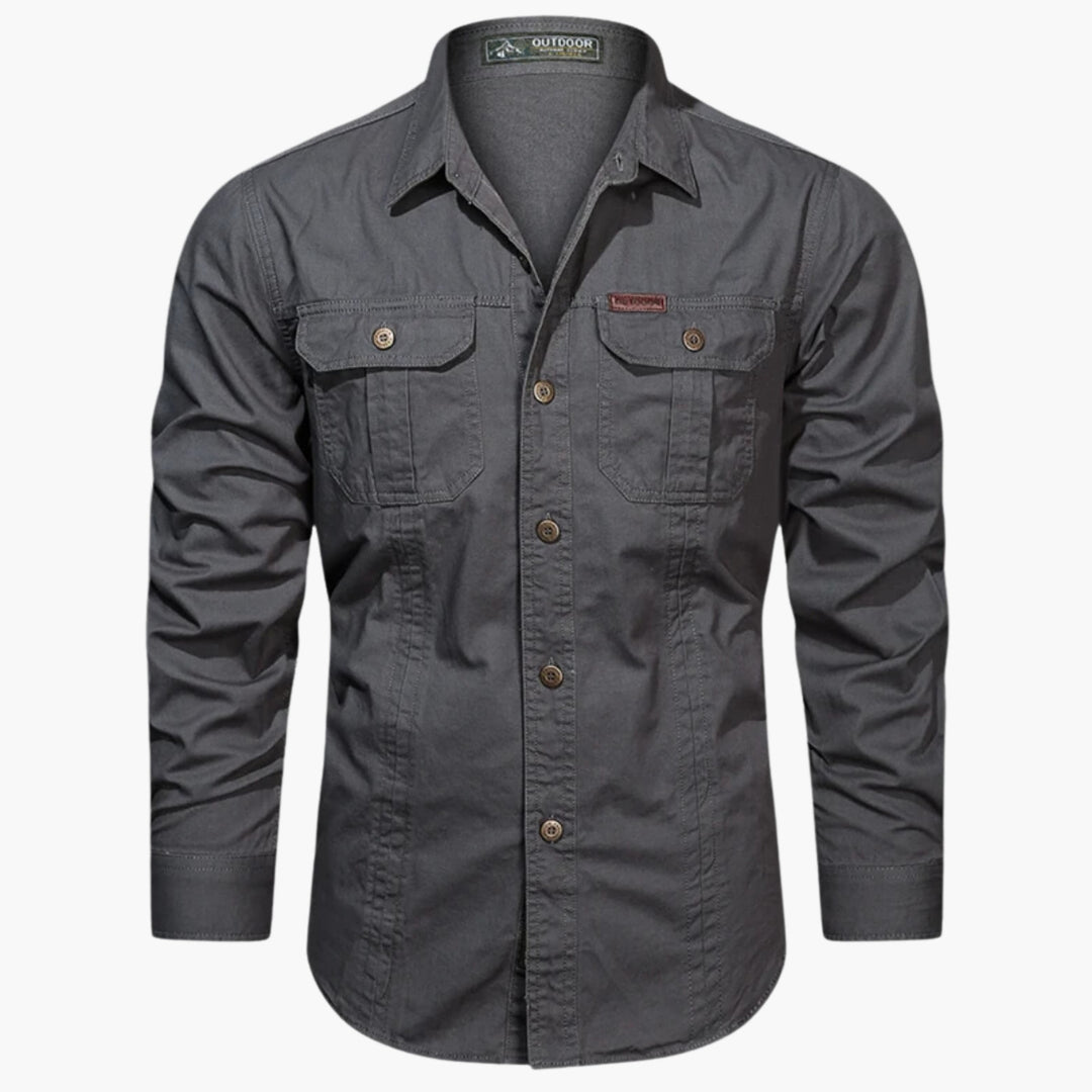 Uomo indossa camicia outdoor versatile, ideale per viaggio, comfort e un look casual moderno e funzionale.