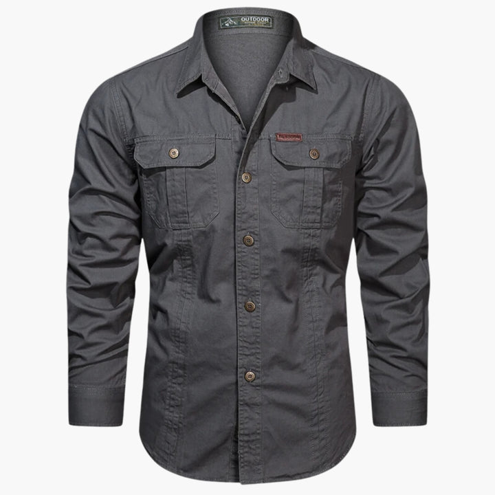 Uomo indossa camicia outdoor versatile, ideale per viaggio, comfort e un look casual moderno e funzionale.