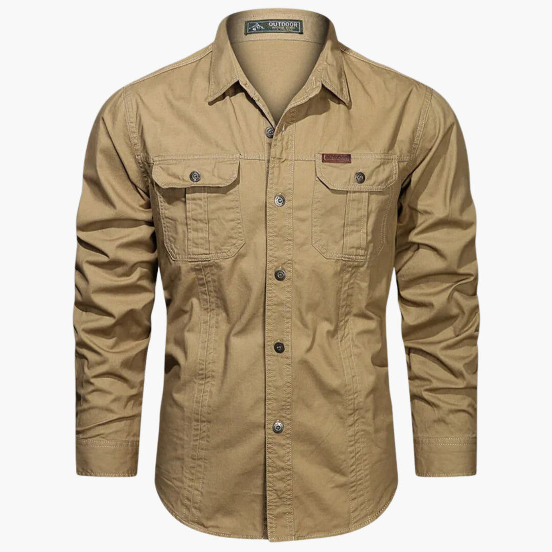 Dettaglio tasche funzionali della camicia uomo outdoor, ideale per un look casual e pratico in viaggio.