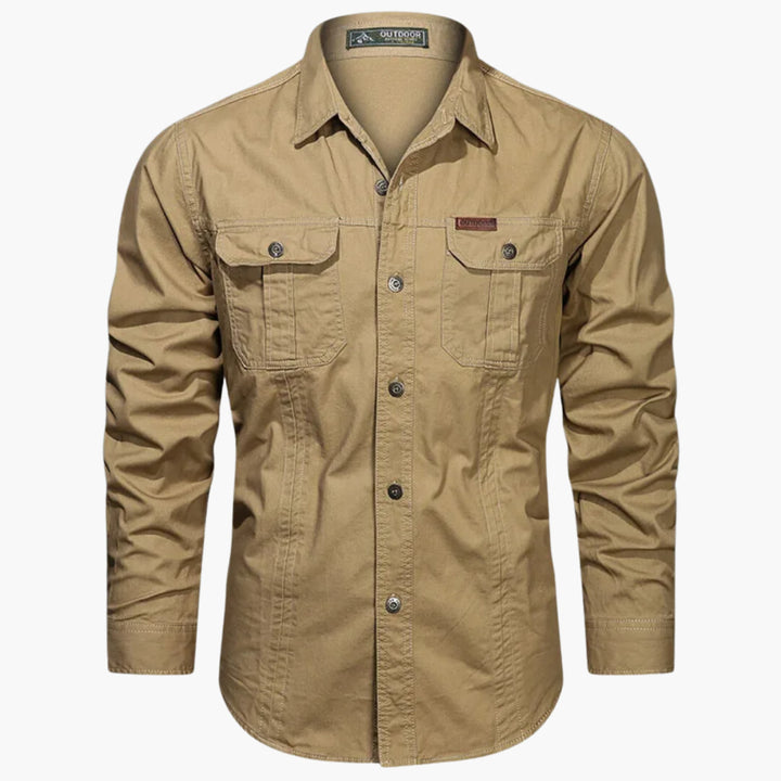 Dettaglio tasche funzionali della camicia uomo outdoor, ideale per un look casual e pratico in viaggio.