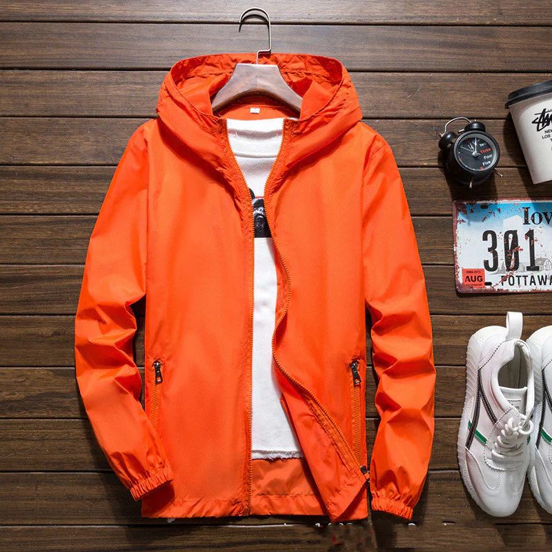Giacca uomo leggera impermeabile con cappuccio, antivento, perfetta per look casual e sportivo.