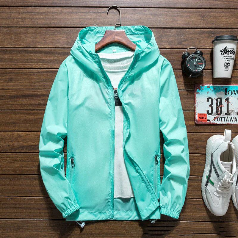Giacca rossa da uomo, leggera e impermeabile con cappuccio, ideale per corsa, viaggio e sport.
