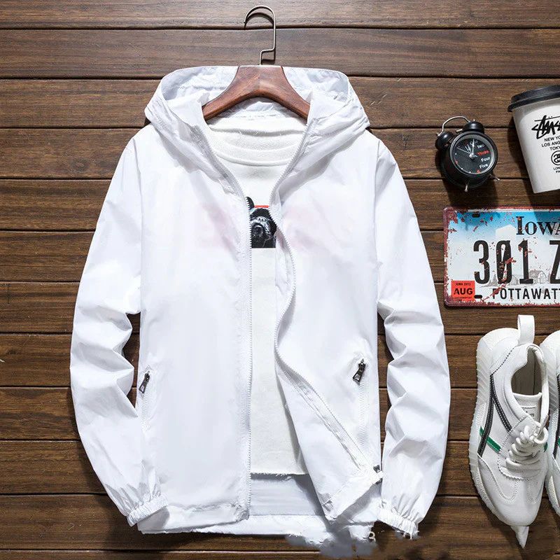 Abbigliamento uomo sportivo: giacca con cappuccio, leggera e impermeabile, per attività all'aperto.