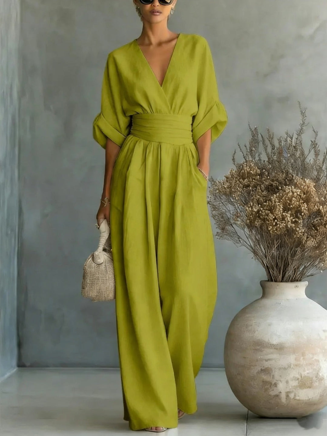 Elegante tuta donna per outfit sera o casual, con scollo a V e gamba ampia, un must-have per la moda femminile.