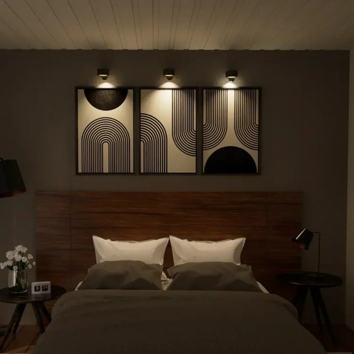 Elegante lampada da parete magnetica LED, wireless, 360° orientabile, con controllo tattile e telecomando.