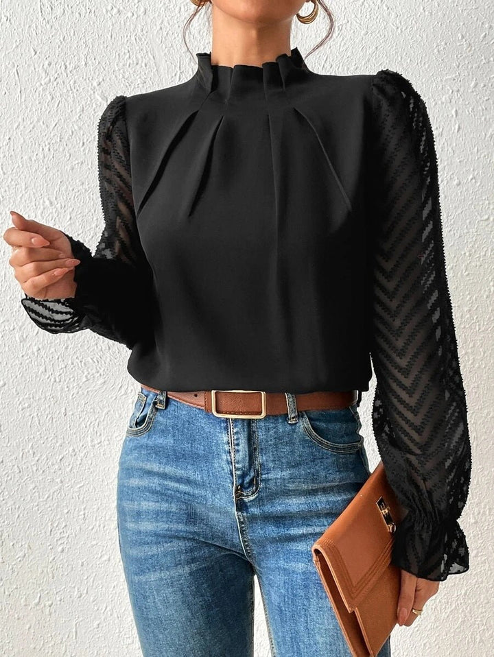 Blusa donna primaverile elegante, maniche plissettate e taglio svasato, perfetta per ufficio o casual chic.