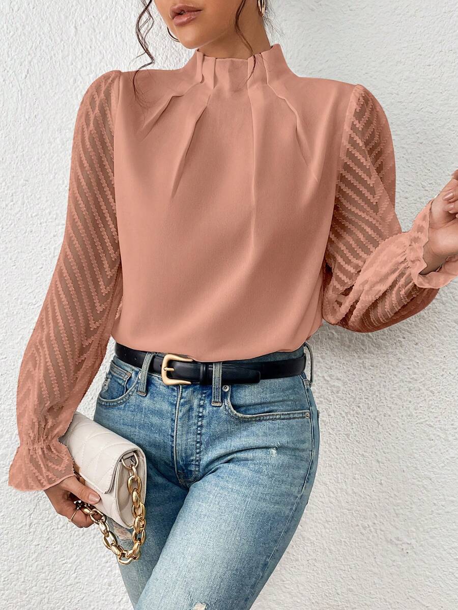 Blusa donna chic per primavera, maniche plissettate e design svasato, ideale per un outfit da lavoro o casual.
