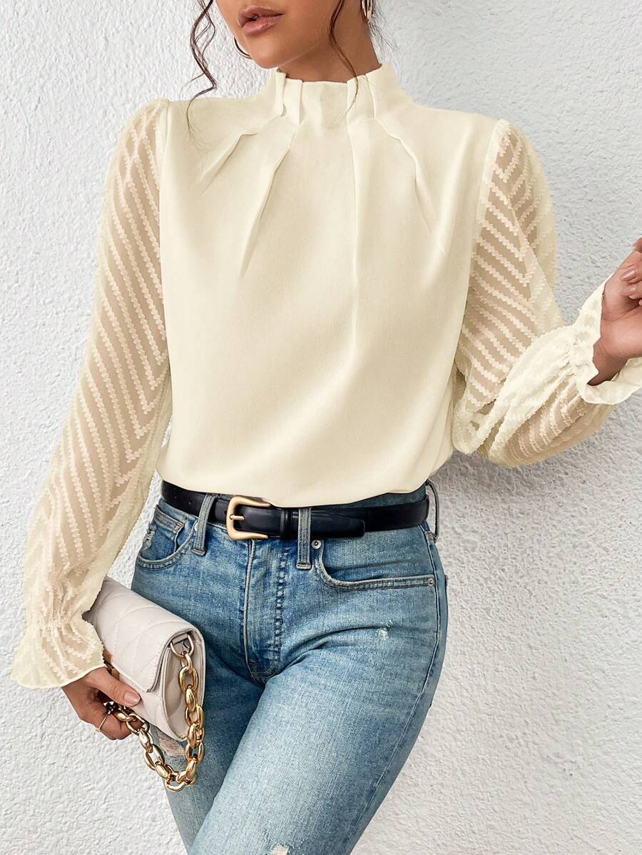 Elegante blusa donna a maniche lunghe plissettate per primavera, perfetta per l'ufficio e stile casual chic.