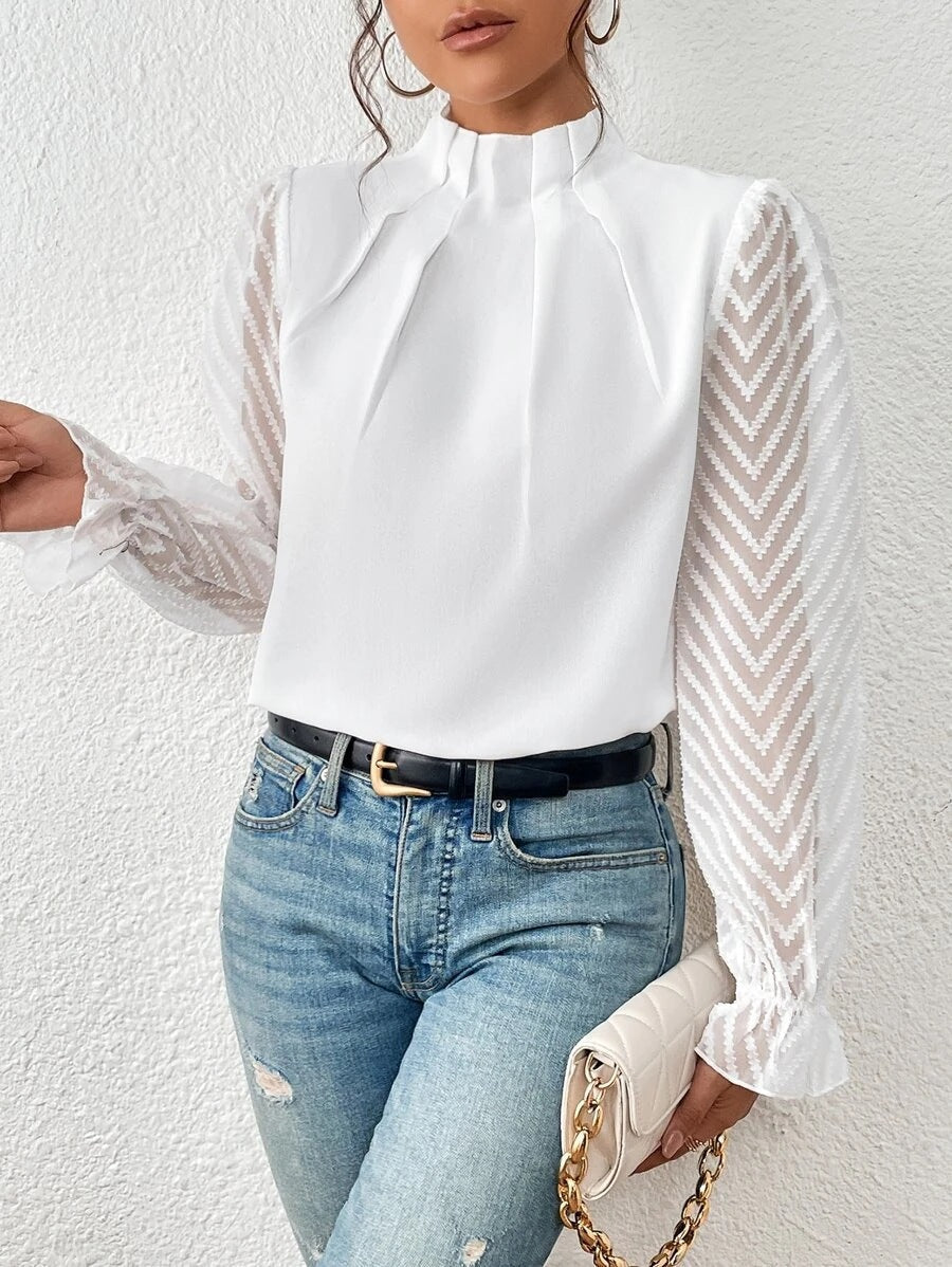 Blusa svasata donna primaverile con raffinate maniche plissettate, ideale per look eleganti e lavoro.