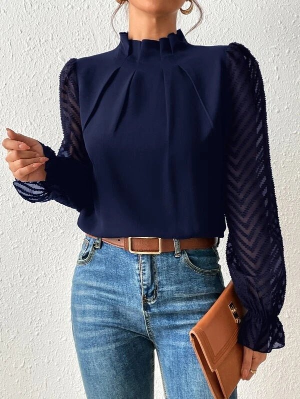 Moderna blusa donna svasata primaverile, con maniche plissettate, versatile per look da giorno o serali.
