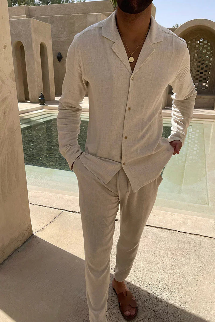 Set uomo in lino albicocca con camicia e pantaloni traspiranti, ideale per un look estivo casual o elegante.