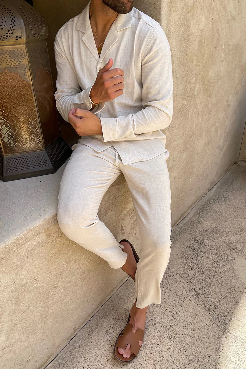 Completo uomo estivo in lino albicocca. Camicia e pantaloni traspiranti per comfort e stile casual.