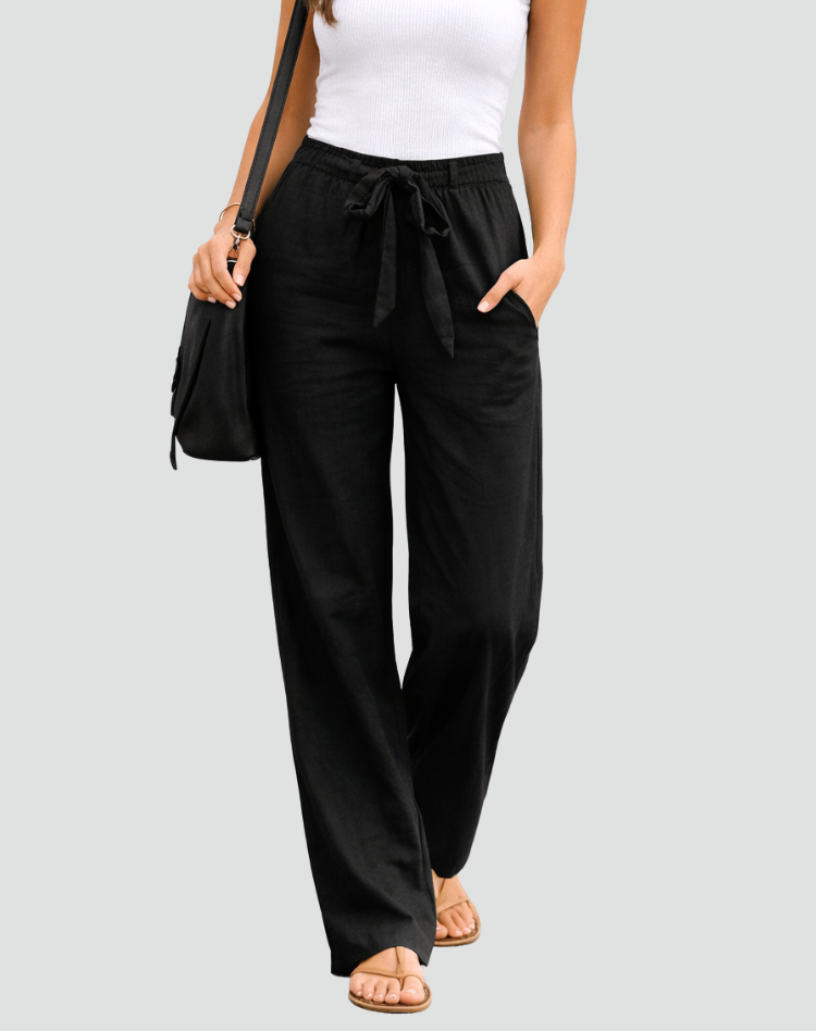 Dettaglio tessuto leggero e traspirante dei pantaloni donna in lino. Ideali per la stagione estiva, comodi e alla moda.