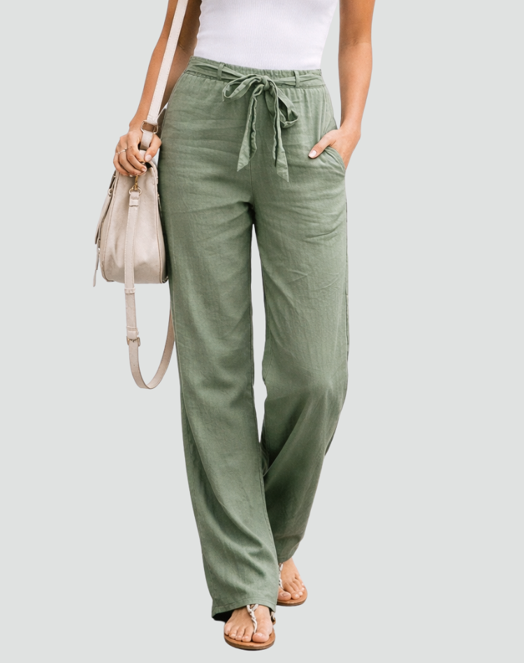Donna indossa pantaloni leggeri in lino a gamba larga e coulisse, godendosi il comfort e lo stile estivo casual.