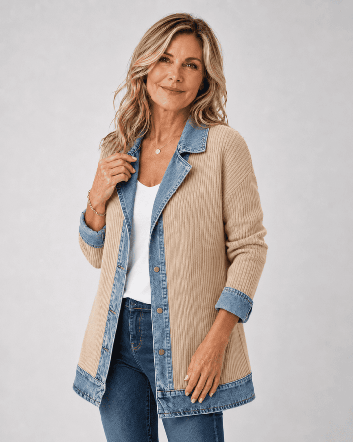 Giacca da donna in denim per mezza stagione. Vestibilità relaxed fit, leggera, versatile per viaggio e outfit casual.