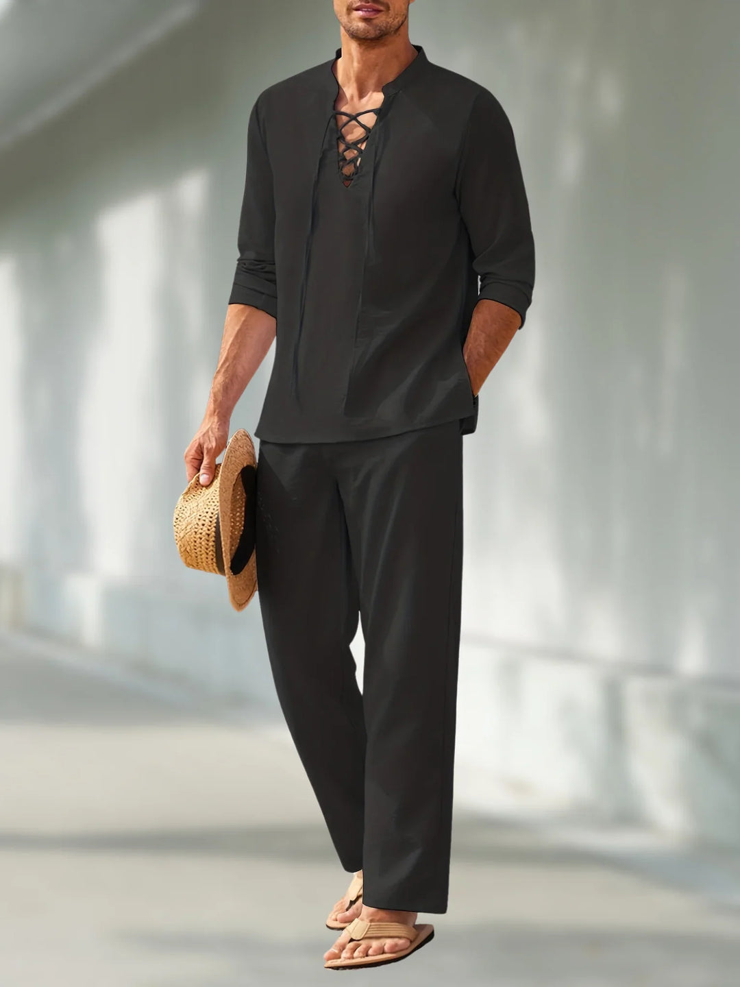 Completo uomo estivo in lino fresco e leggero con pantaloni larghi e top a V. Perfetto per il relax casual.
