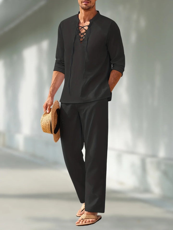 Completo uomo estivo in lino fresco e leggero con pantaloni larghi e top a V. Perfetto per il relax casual.