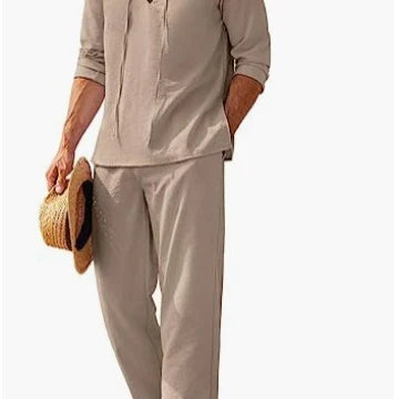 Completo uomo casual in lino con pantaloni larghi e maglia a scollo a V. Look estivo elegante e fresco.